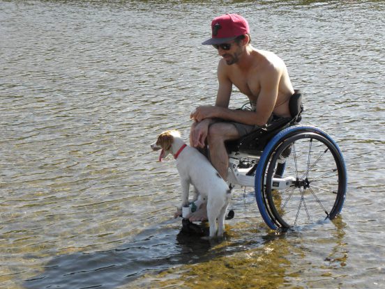 Personne handicapée dans l'eau